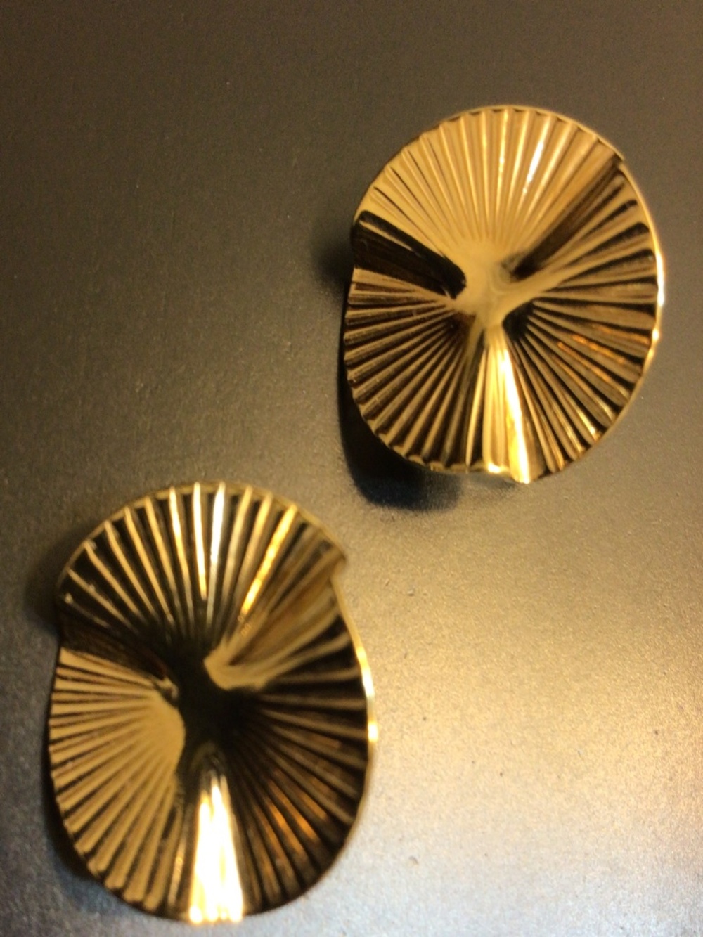 Vintage Trifari Gold Toned Wavy Circle Fan Clip On Earrings Retro Runway Style - Picture 5 of 10